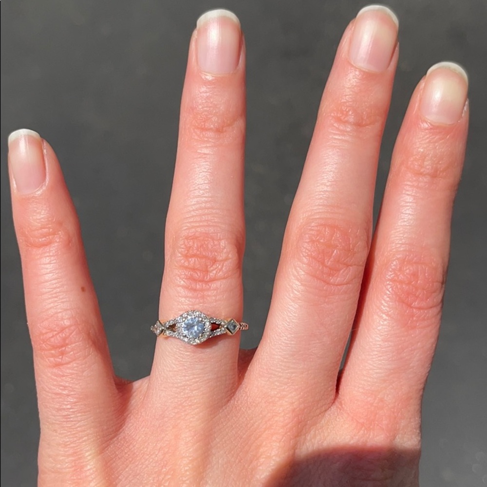 Diamond engagement ring - Picture 7 of 10